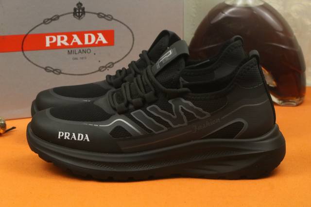 工厂价 爆单款 Prada 普拉达 香港专柜休闲鞋，专柜品质，优质做工，鞋面采用进口透气飞织弹力布面料，舒适透气内里，原板防滑橡胶大底 ，休闲时尚，高端品质，码